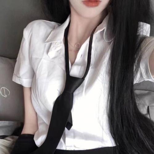 男孩超级白